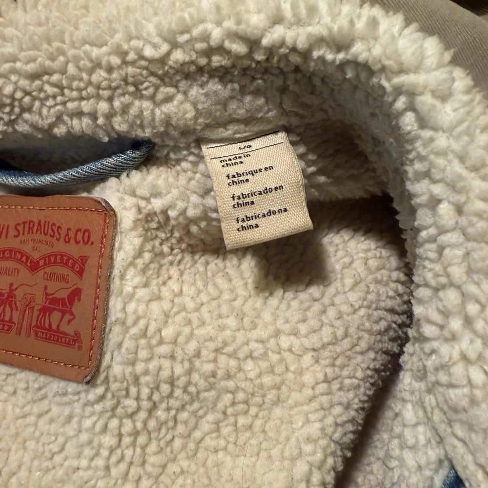 Levi's Light Wash Denim Jacket with Cream Sherpa Lining - Picture 3 of 7